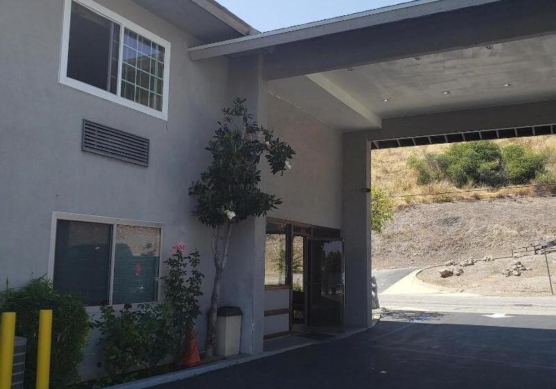 בית מלון כפרי Travelodge By Wyndham Fairplex Pomona