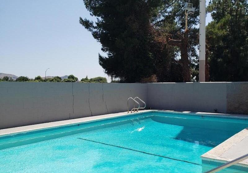 בית מלון כפרי Travelodge By Wyndham Fairplex Pomona