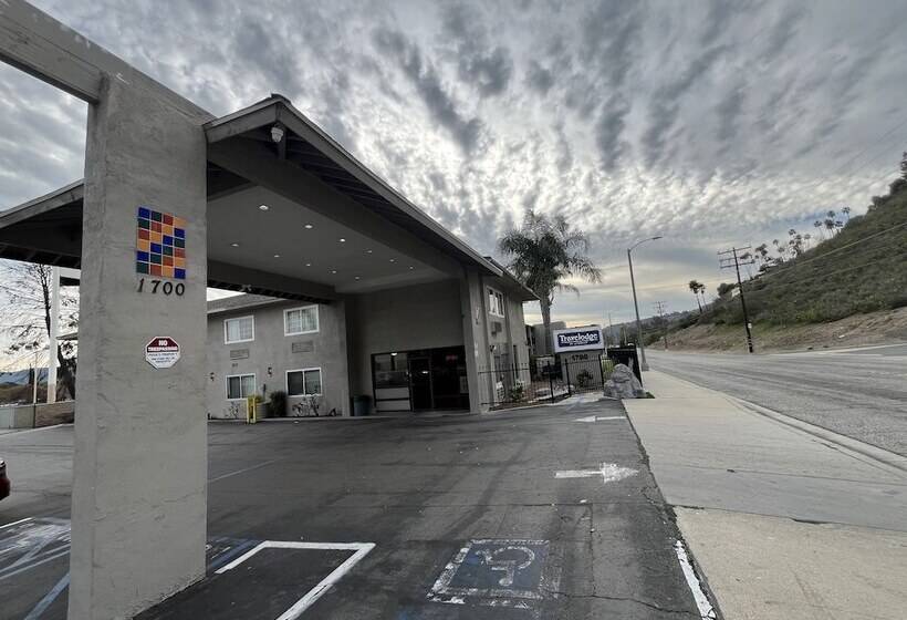 בית מלון כפרי Travelodge By Wyndham Fairplex Pomona