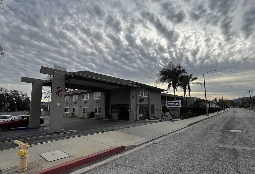 בית מלון כפרי Travelodge By Wyndham Fairplex Pomona