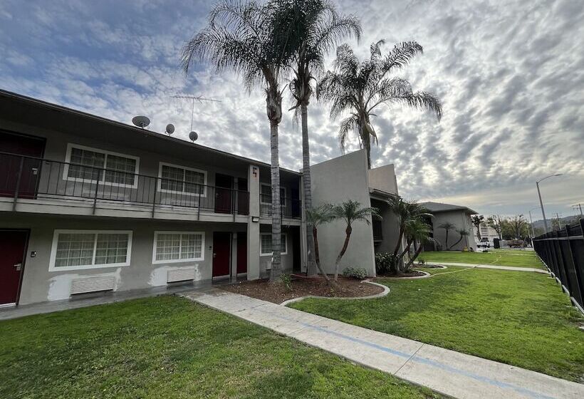 בית מלון כפרי Travelodge By Wyndham Fairplex Pomona