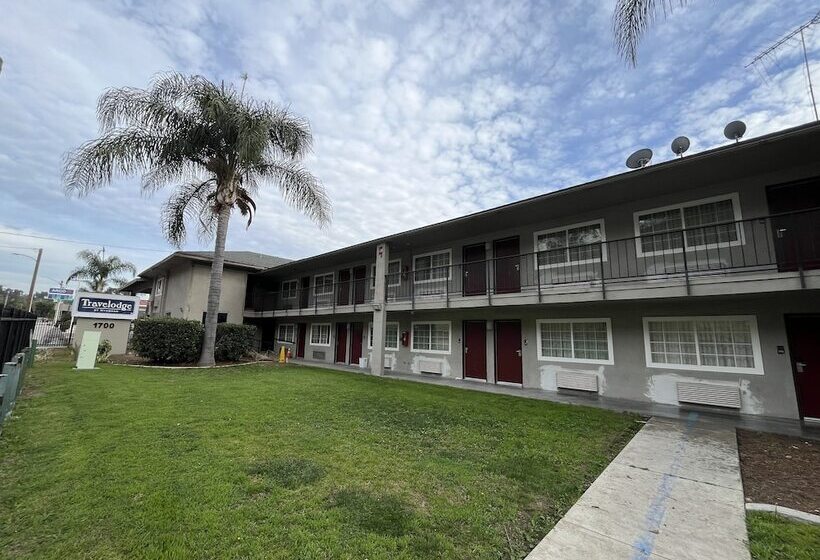 בית מלון כפרי Travelodge By Wyndham Fairplex Pomona