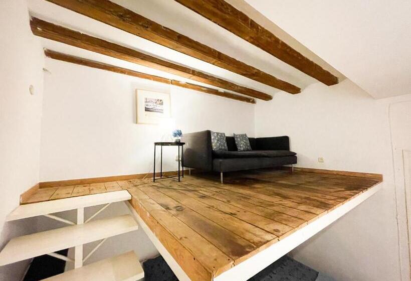 هاستل By Born Rooms