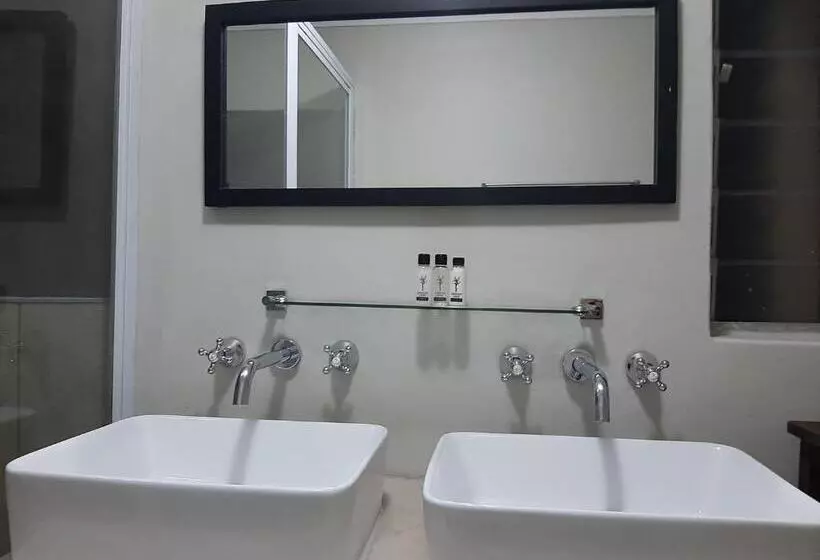 پانسیون Leadwood Lodge