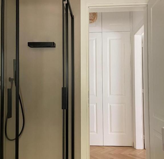 تختخواب و صبحانه A&f