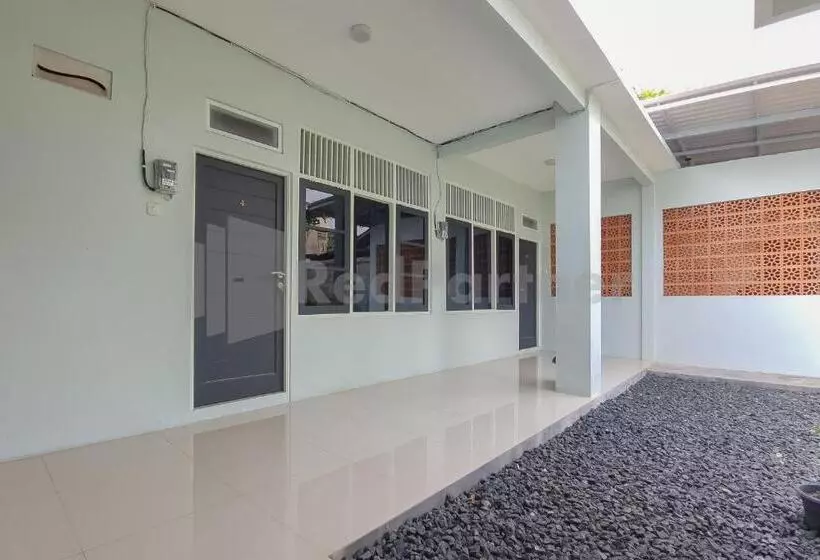 ホテル Semeru Guest House Redpartner