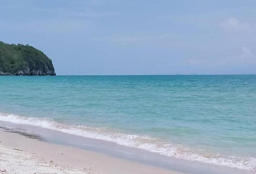 ペンション บ้านตึกเกสเฮ้าส์แอนด์โฮมสเตย์ขนอม