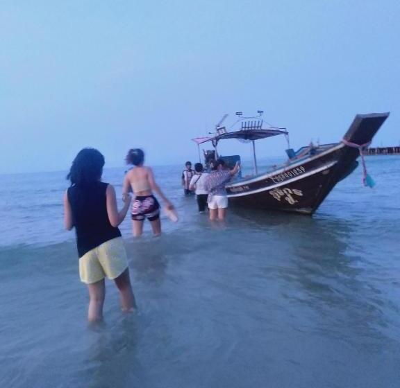 ペンション บ้านตึกเกสเฮ้าส์แอนด์โฮมสเตย์ขนอม