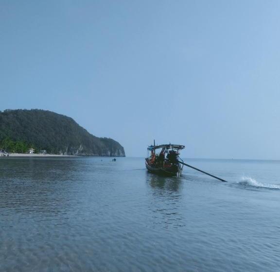 ペンション บ้านตึกเกสเฮ้าส์แอนด์โฮมสเตย์ขนอม