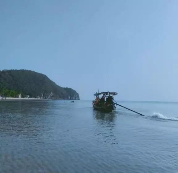 Majatalo บ้านตึกเกสเฮ้าส์แอนด์โฮมสเตย์ขนอม