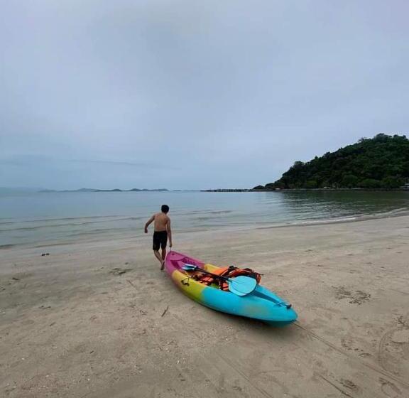 ペンション บ้านตึกเกสเฮ้าส์แอนด์โฮมสเตย์ขนอม