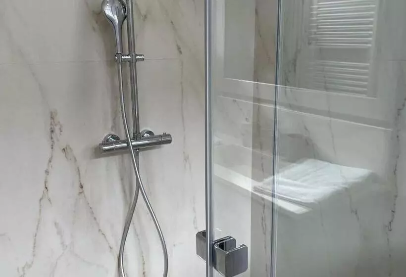 ペンション Chambres D Hôtes Rénovées Avec Piscine, Cœur De Ville, Proche Zoo Et Prytanée, Petit Déj Inclus   Fr