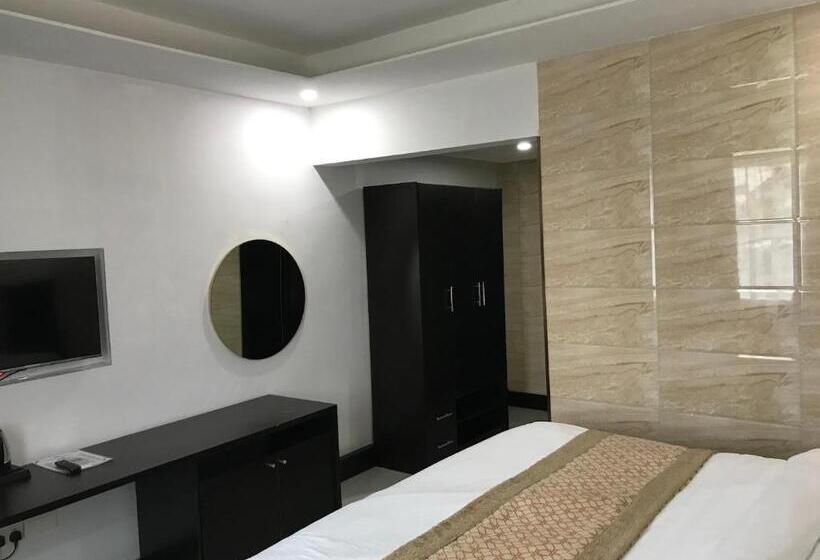 هتل Quince Garden