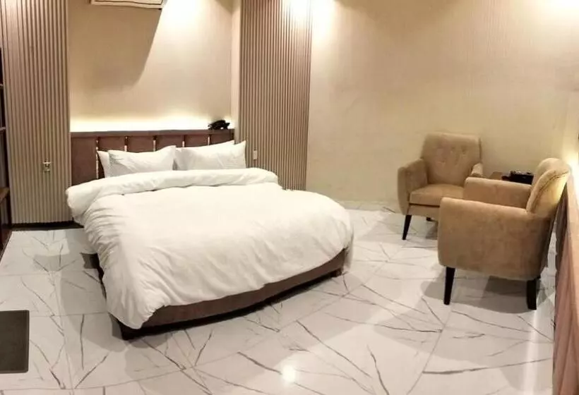 پانسیون Shelton Boulevard Hotel Lahore