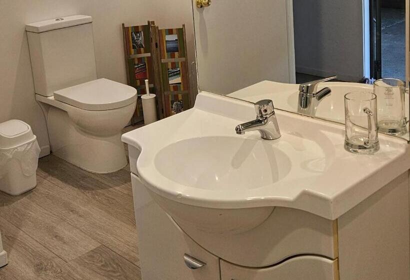 تختخواب و صبحانه Forest Waters Bungalow