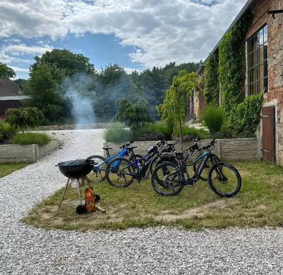 ホテル Chateau Kravín   Celý Objekt 15 Pokojů A Stodola