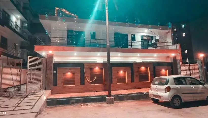 Oyo Hotel Pinaki Stay Near Noida Sector 51 Metro Station