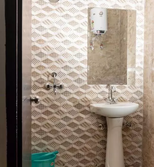 Oyo Hotel Pinaki Stay Near Noida Sector 51 Metro Station