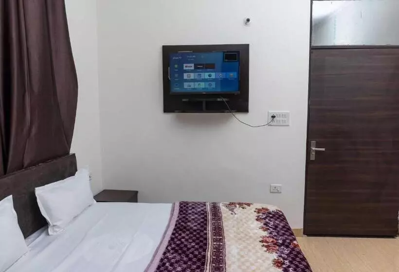Oyo Hotel Pinaki Stay Near Noida Sector 51 Metro Station