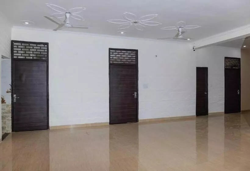 Oyo Hotel Pinaki Stay Near Noida Sector 51 Metro Station