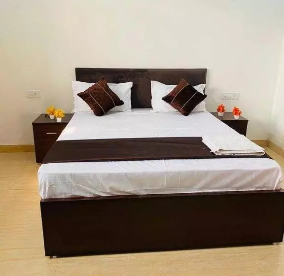 Oyo Hotel Pinaki Stay Near Noida Sector 51 Metro Station