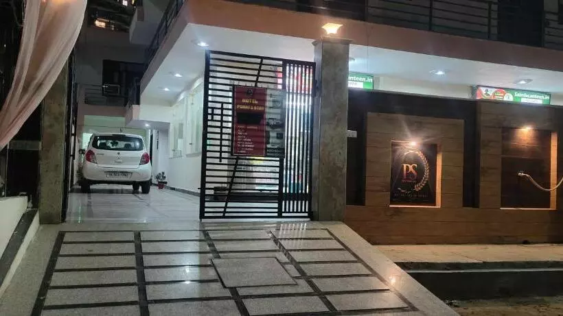 Oyo Hotel Pinaki Stay Near Noida Sector 51 Metro Station