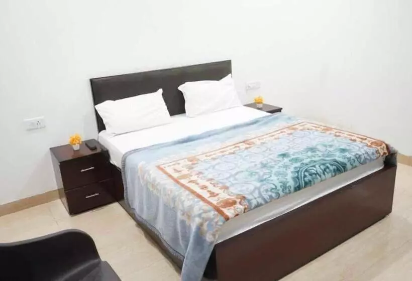 Oyo Hotel Pinaki Stay Near Noida Sector 51 Metro Station