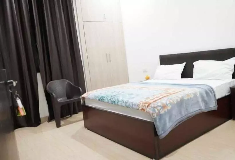 Oyo Hotel Pinaki Stay Near Noida Sector 51 Metro Station