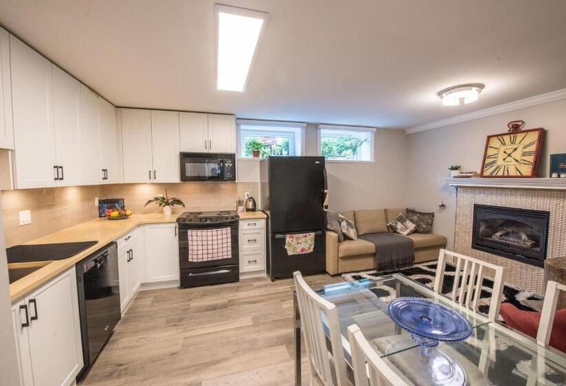 פנסיון Casa At Karr Place