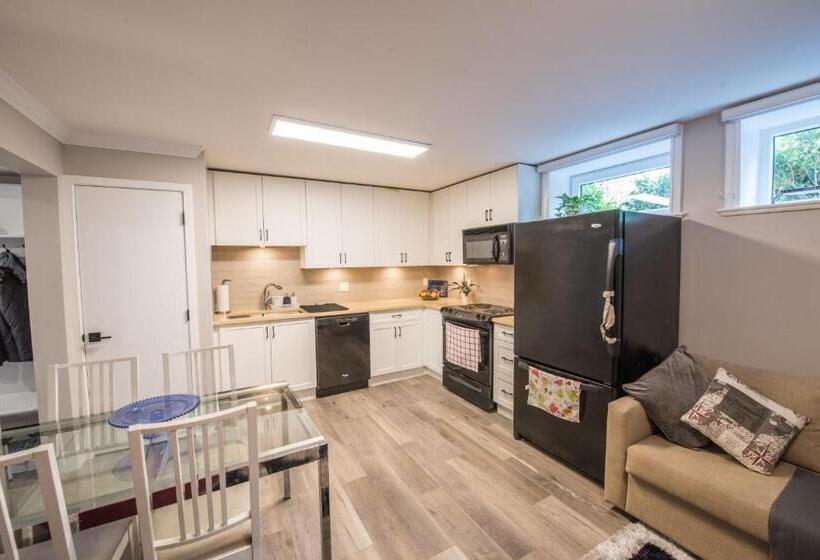 פנסיון Casa At Karr Place