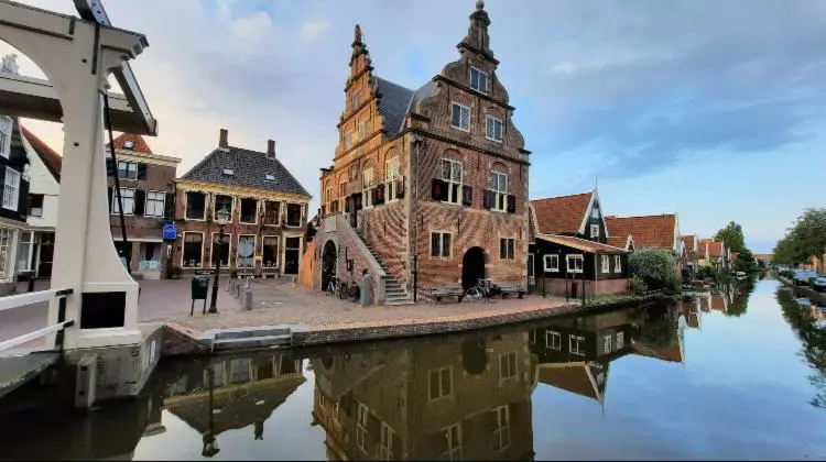 Aamiaismajoitus (B&B) Oude Postkantoor De Rijp