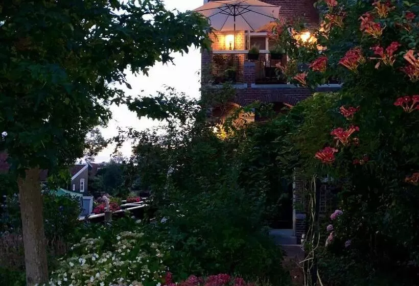 Aamiaismajoitus (B&B) Oude Postkantoor De Rijp