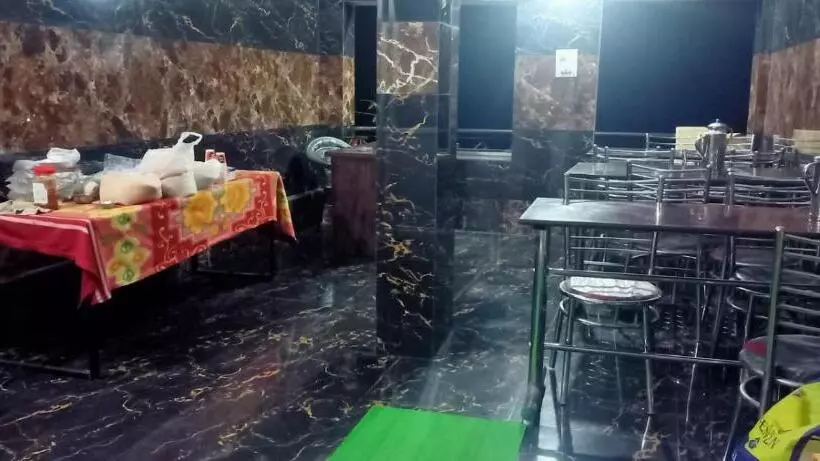 ホテル Shri Narayan Tourist Lodge & Chandica