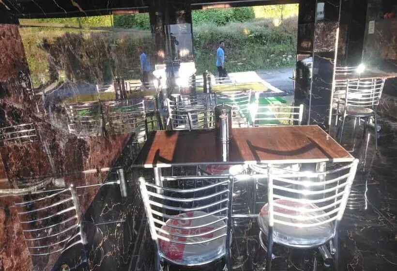ホテル Shri Narayan Tourist Lodge & Chandica