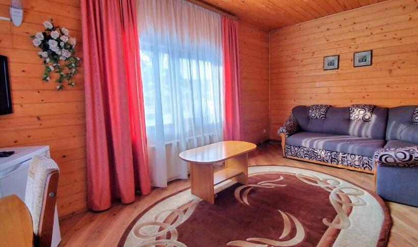 Retkeilymaja Zakhid Cottage Complex