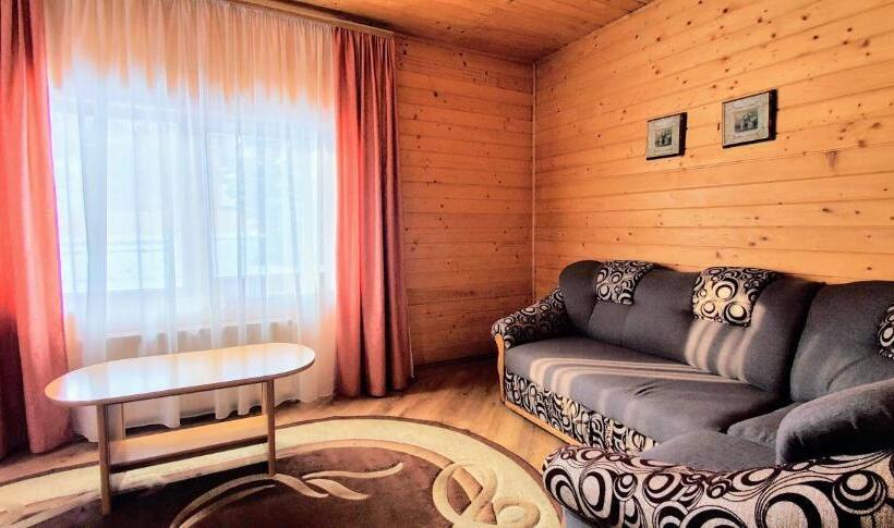 Retkeilymaja Zakhid Cottage Complex