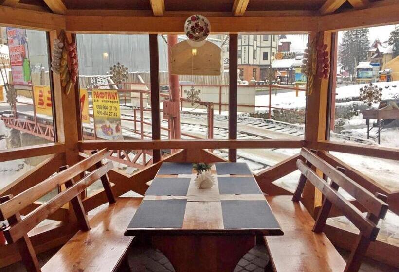 Retkeilymaja Zakhid Cottage Complex