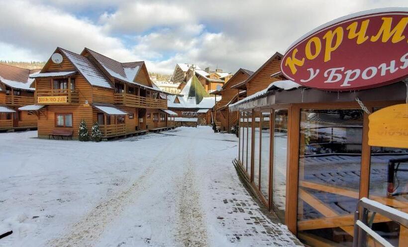 Retkeilymaja Zakhid Cottage Complex