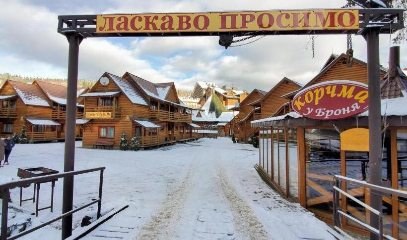 Retkeilymaja Zakhid Cottage Complex