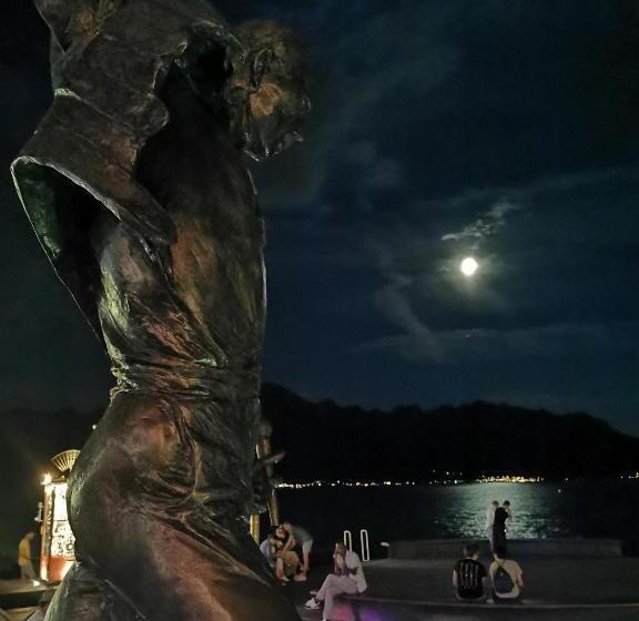 تختخواب و صبحانه California