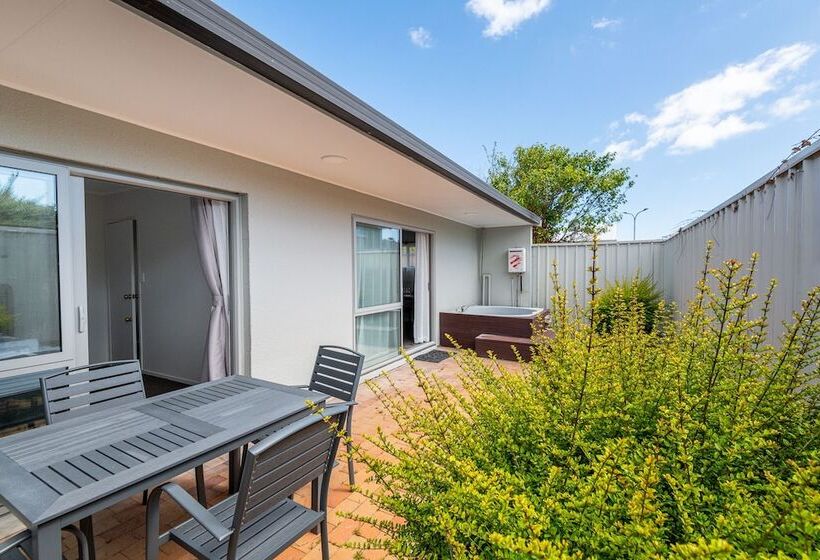 Aurora City Suites Motel