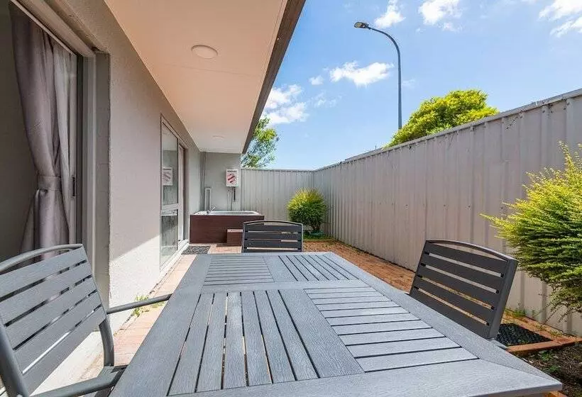 Aurora City Suites Motel