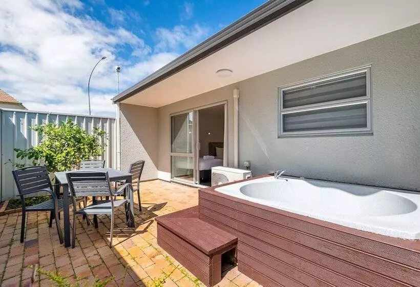 Aurora City Suites Motel