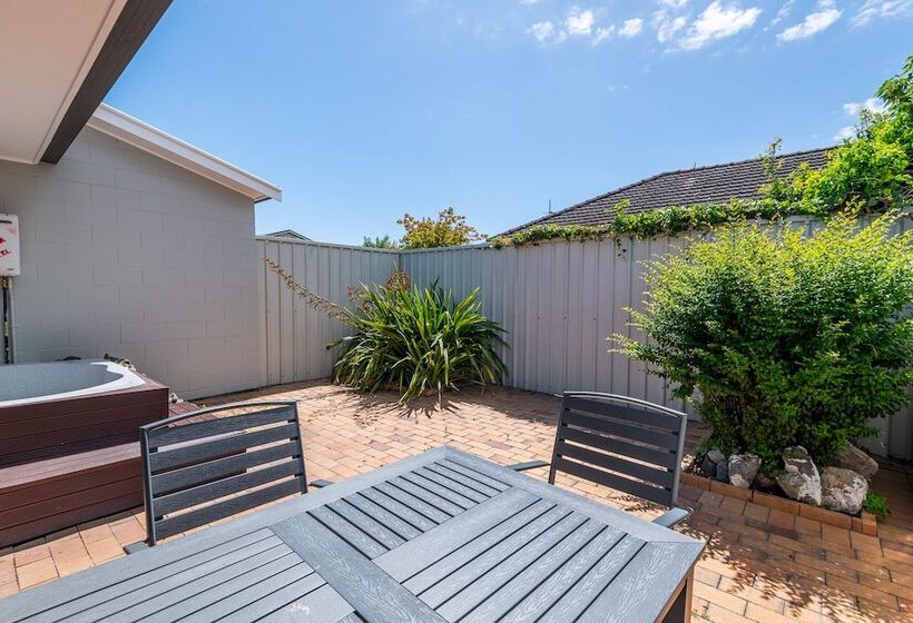 Aurora City Suites Motel