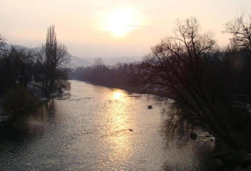 تختخواب و صبحانه Guest House Zamak