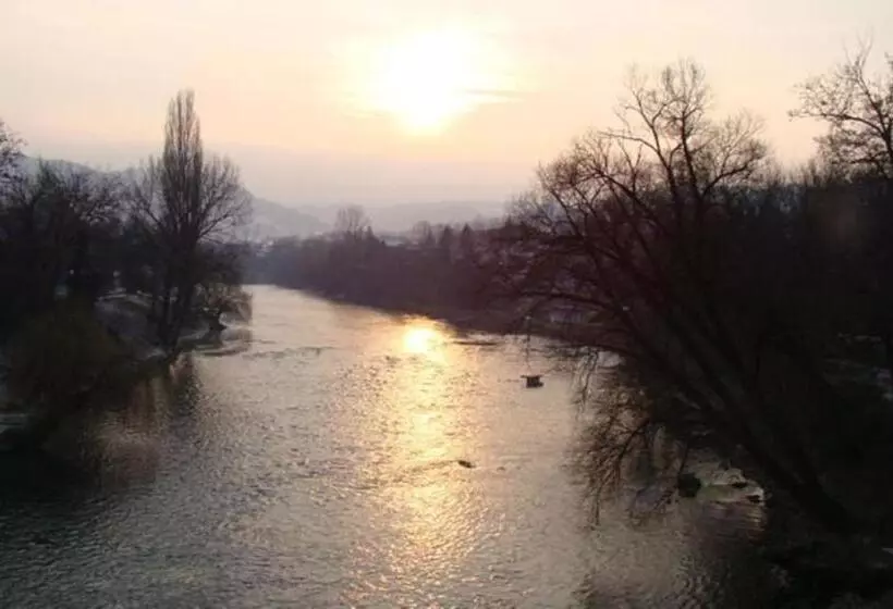 تختخواب و صبحانه Guest House Zamak