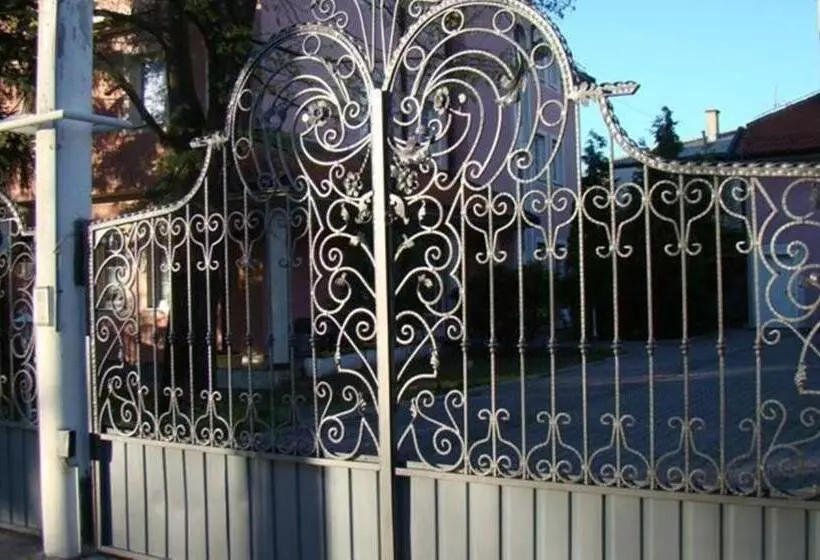 تختخواب و صبحانه Guest House Zamak