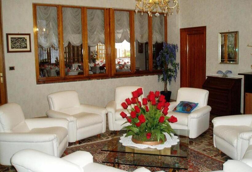 ホテル Albergo Delle Alpi