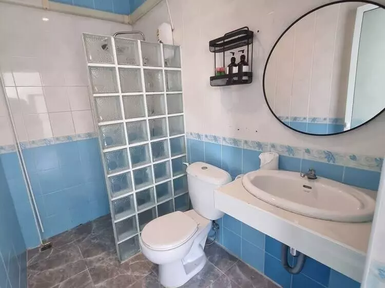 Hotelli Rateesumalee Pool View Kolarn