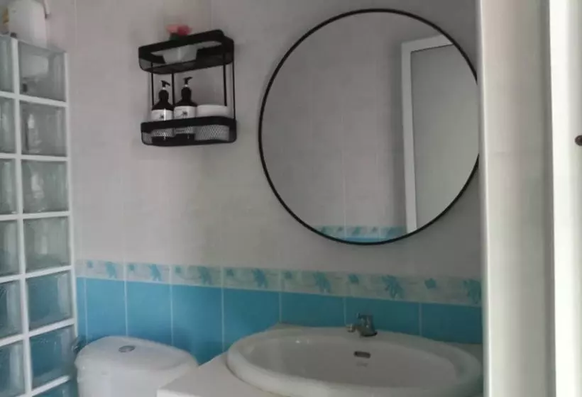 Hotelli Rateesumalee Pool View Kolarn